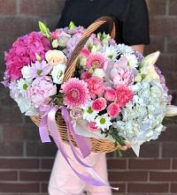 Цветочная композиция из Розы, Хризантемы, Пионы и Лизиантусы в корзине в Богандинском