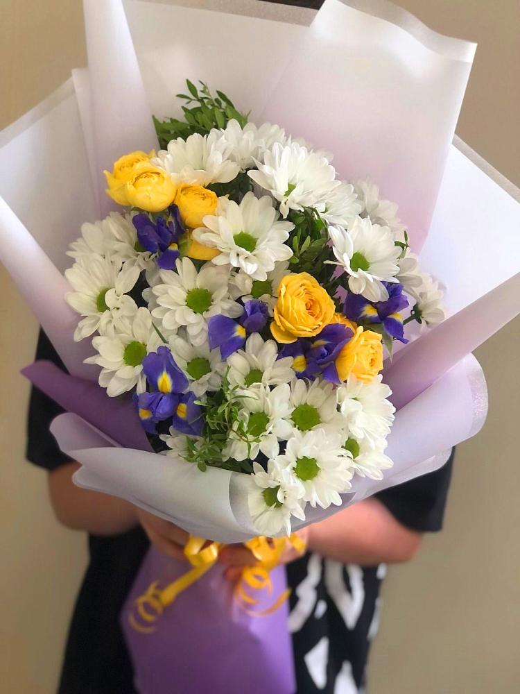 Букет цветов из: Ирисы, Хризантемы и Розы в Богандинском