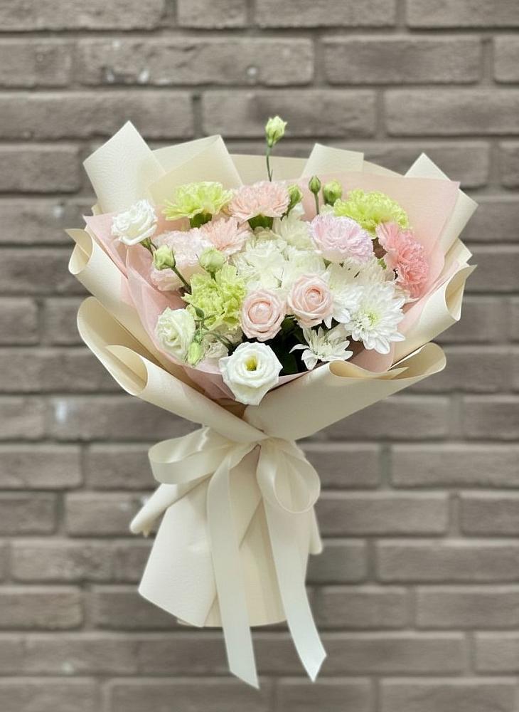 Букет цветов из: Гвоздики, Розы, Лизиантусы и Хризантемы в Богандинском