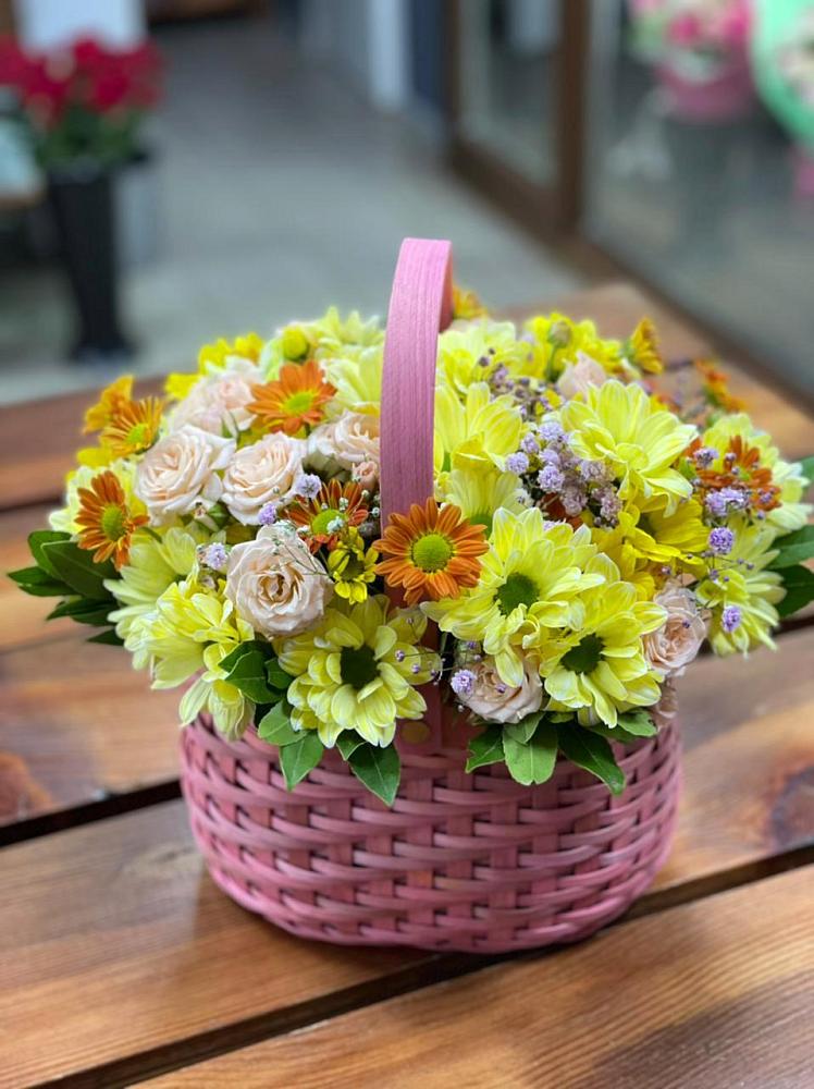 Цветочная композиция из Хризантемы и Розы в корзине в Богандинском