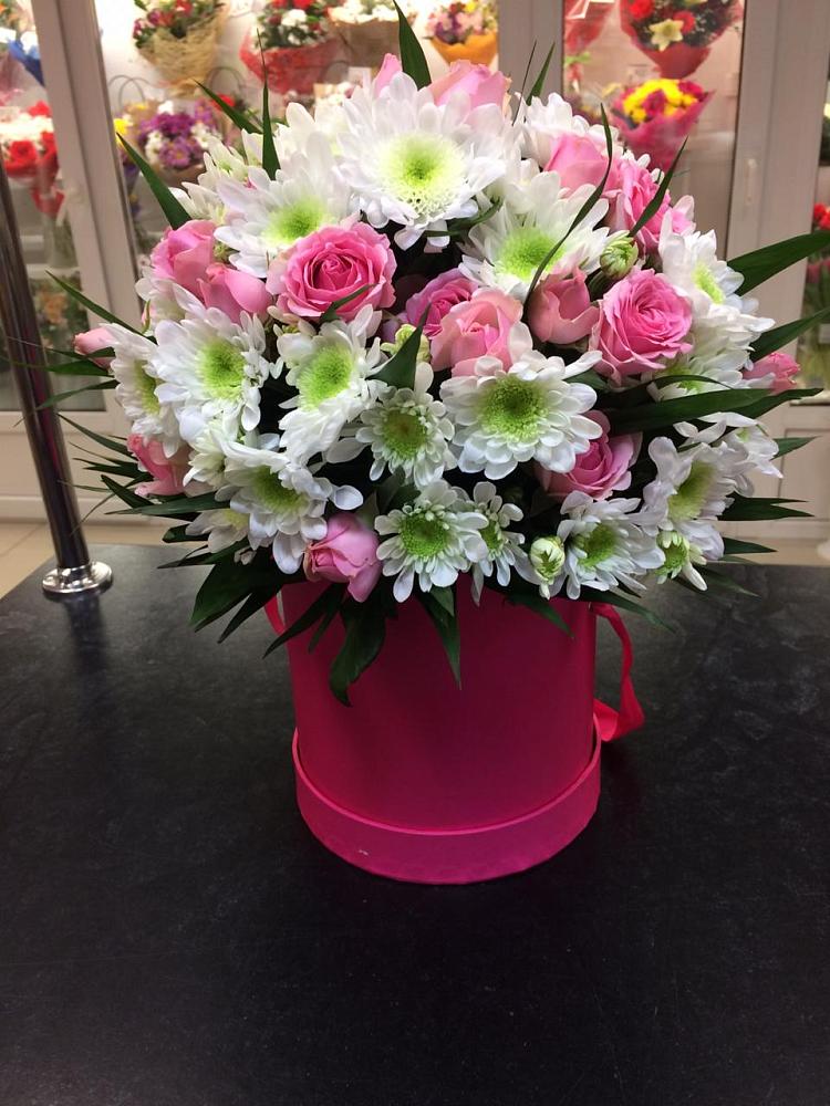 Цветочная композиция из Розы и Хризантемы в шляпной коробке в Богандинском